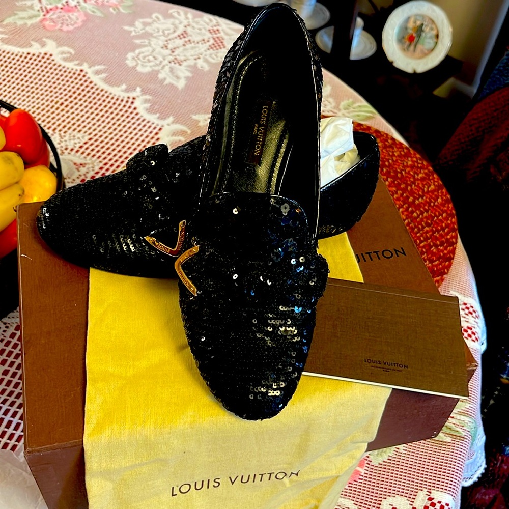 This shoes was giving to me